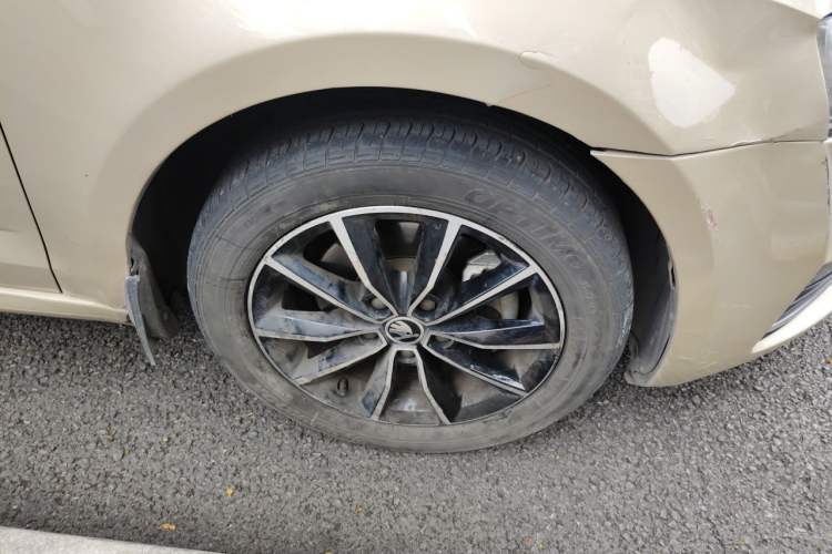 Used Skoda Octavia 2017 TSI280 DSG Smart Drive Edition Right Front Wheel Hub