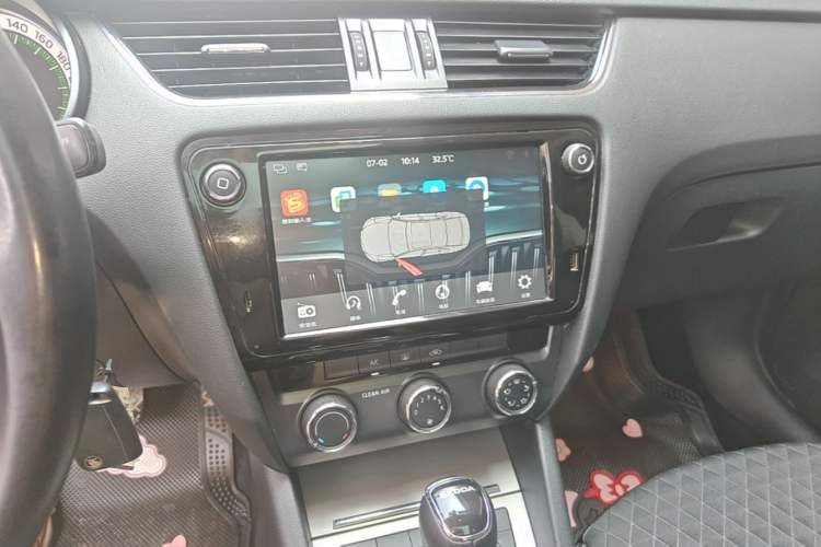 Used Skoda Octavia 2018 1.6L Automatic Luxury Edition Audio And AC Panel