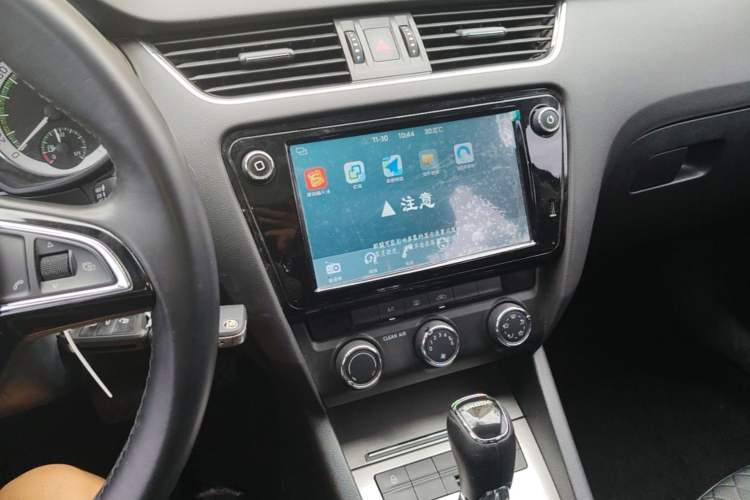 Used Skoda Octavia 2018 1.6L Automatic Luxury Edition Audio And AC Panel