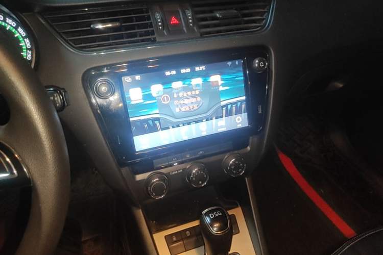 Used Skoda Octavia 2018 TSI230 DSG Comfort Edition Audio And AC Panel