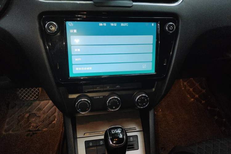 Used Skoda Octavia 2018 TSI230 DSG Luxury Edition Audio And AC Panel