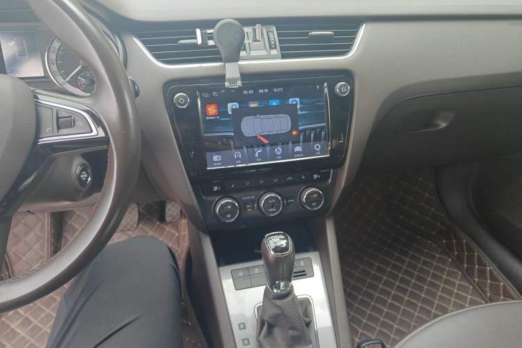 Used Skoda Octavia 2018 Station Wagon TSI280 DSG Flagship Edition Audio And AC Panel
