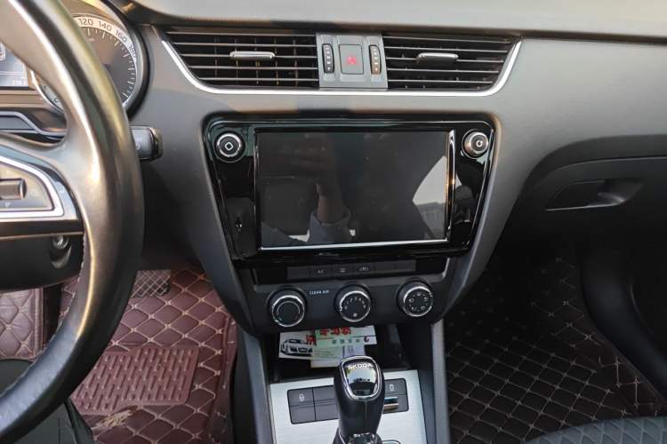 Used Skoda Octavia 2018 1.6L Automatic Luxury Edition Audio And AC Panel