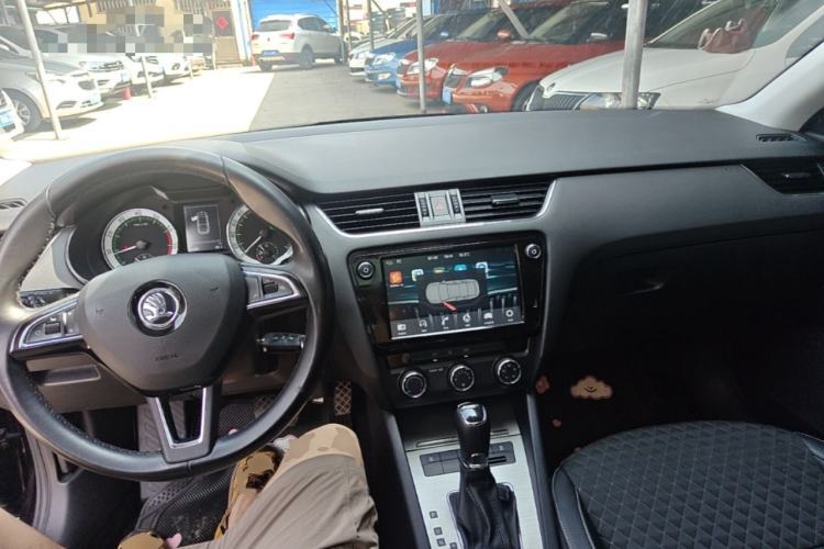 Used Skoda Octavia 2018 1.6L Automatic Luxury Edition Center Console