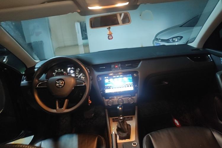 Used Skoda Octavia 2018 TSI230 DSG Comfort Edition Center Console