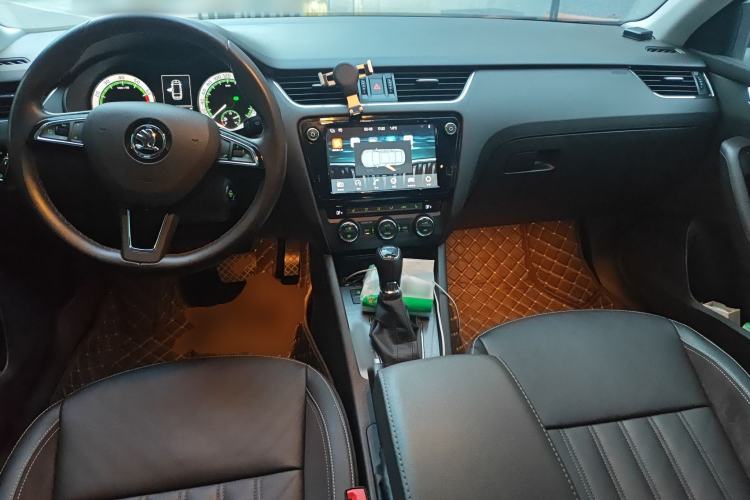 Used Skoda Octavia 2018 Station Wagon TSI280 DSG Flagship Edition Center Console