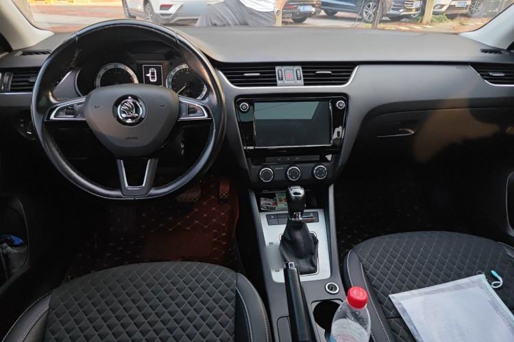 Used Skoda Octavia 2018 1.6L Automatic Luxury Edition Center Console