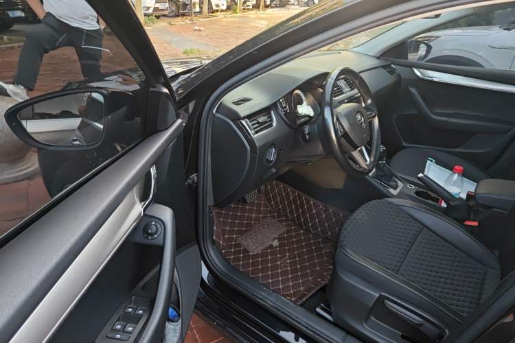 Used Skoda Octavia 2018 1.6L Automatic Luxury Edition Driver Seat