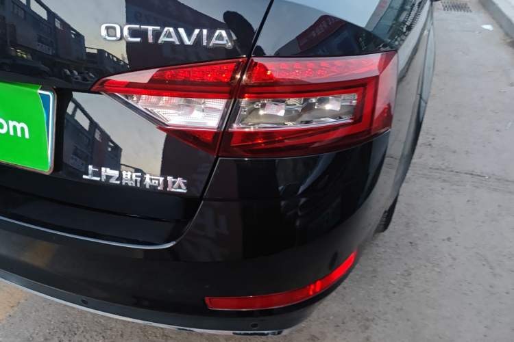 Used Skoda Octavia 2018 1.6L Automatic Luxury Edition Exterior 3