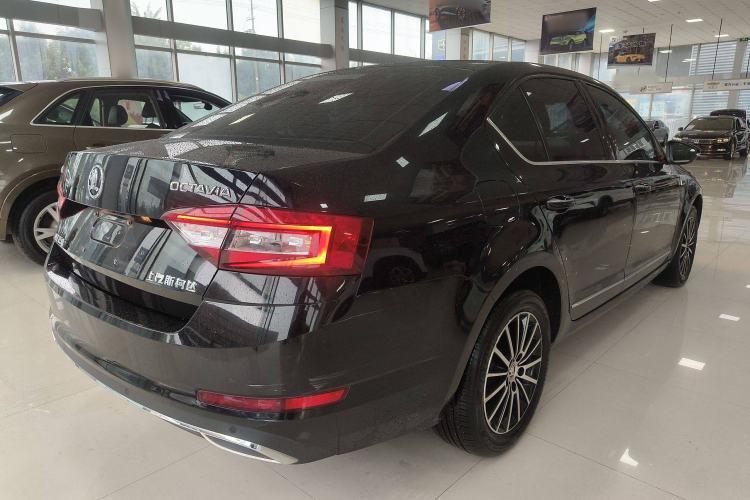 Used Skoda Octavia 2018 TSI230 DSG Luxury Edition Exterior 5