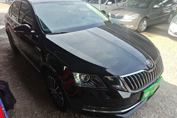 Used Skoda Octavia 2018 1.6L Automatic Luxury Edition Front Right 45 Deg