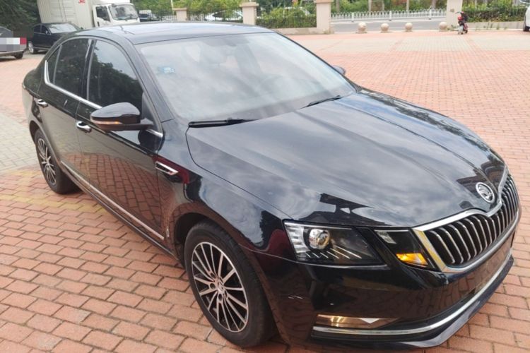 Used Skoda Octavia 2018 1.6L Automatic Luxury Edition Front Right 45 Deg