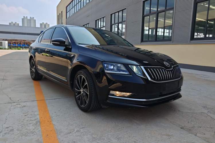 Used Skoda Octavia 2018 TSI280 DSG Luxury Edition Front Right 45 Deg
