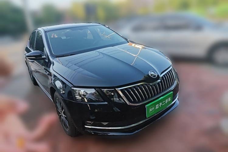 Used Skoda Octavia 2018 1.6L Automatic Luxury Edition Front Right 45 Deg
