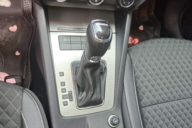 Used Skoda Octavia 2018 1.6L Automatic Luxury Edition Gear Lever