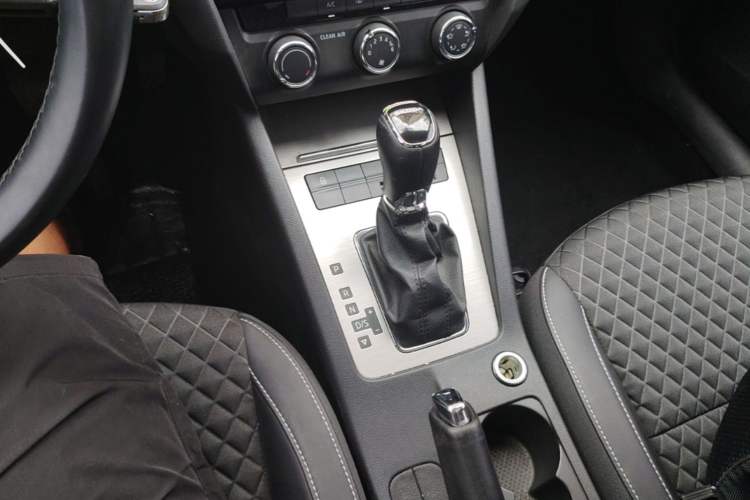 Used Skoda Octavia 2018 1.6L Automatic Luxury Edition Gear Lever