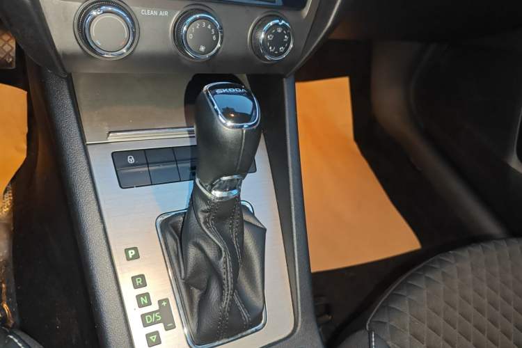 Used Skoda Octavia 2018 1.6L Automatic Luxury Edition Gear Lever
