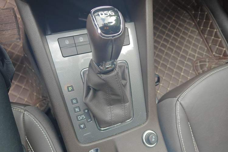 Used Skoda Octavia 2018 Station Wagon TSI280 DSG Flagship Edition Gear Lever