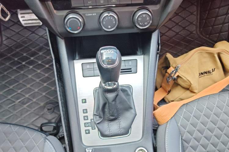 Used Skoda Octavia 2018 TSI280 DSG Luxury Edition Gear Lever