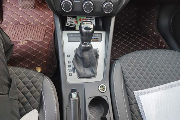 Used Skoda Octavia 2018 1.6L Automatic Luxury Edition Gear Lever