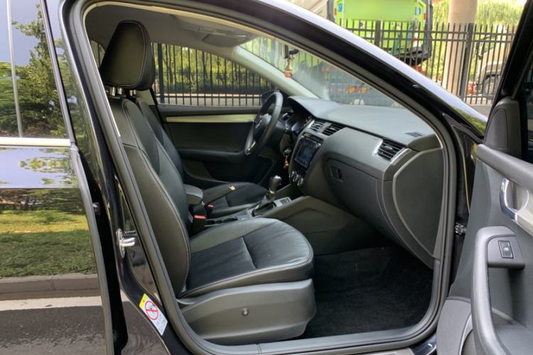 Used Skoda Octavia 2018 TSI230 DSG Comfort Edition Interior 2