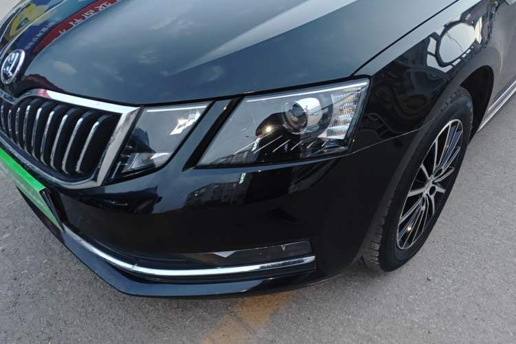 Used Skoda Octavia 2018 1.6L Automatic Luxury Edition Left Front Headlight