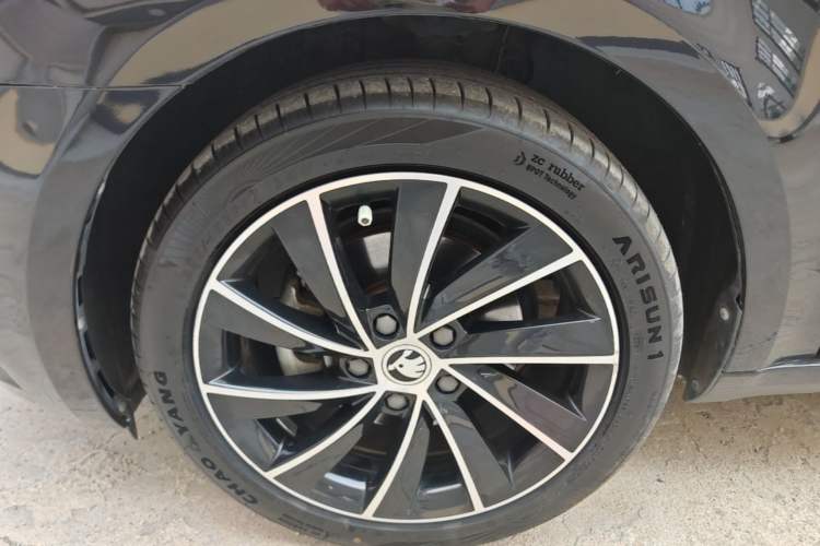 Used Skoda Octavia 2018 TSI280 DSG Luxury Edition Left Front Wheel Hub