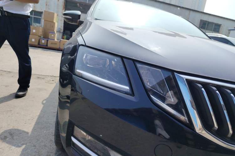 Used Skoda Octavia 2018 TSI280 DSG Luxury Edition Right Front Headlight