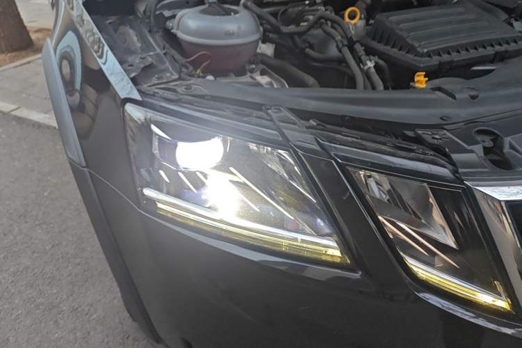 Used Skoda Octavia 2018 Station Wagon TSI280 DSG Flagship Edition Right Front Headlight