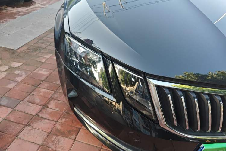 Used Skoda Octavia 2018 1.6L Automatic Luxury Edition Right Front Headlight