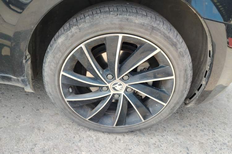 Used Skoda Octavia 2018 TSI280 DSG Luxury Edition Right Front Wheel Hub
