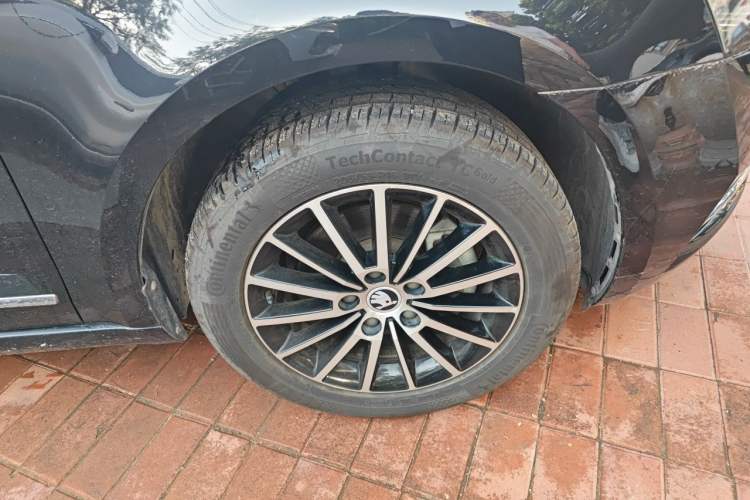 Used Skoda Octavia 2018 1.6L Automatic Luxury Edition Right Front Wheel Hub
