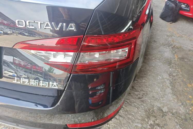 Used Skoda Octavia 2018 1.6L Automatic Luxury Edition Right Rear Taillight