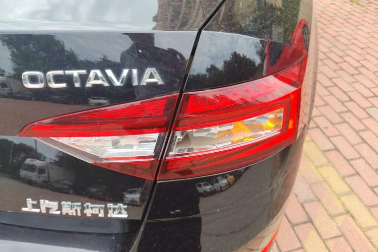 Used Skoda Octavia 2018 1.6L Automatic Luxury Edition Right Rear Taillight