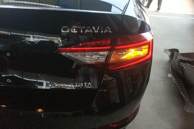 Used Skoda Octavia 2018 TSI230 DSG Comfort Edition Right Rear Taillight