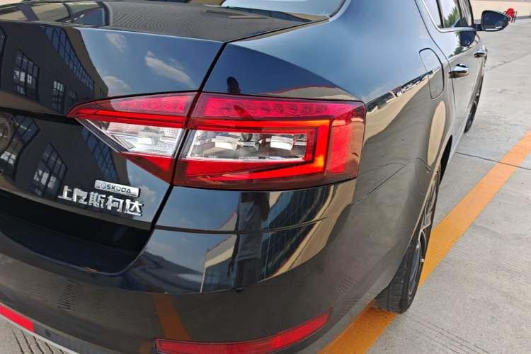 Used Skoda Octavia 2018 TSI280 DSG Luxury Edition Right Rear Taillight