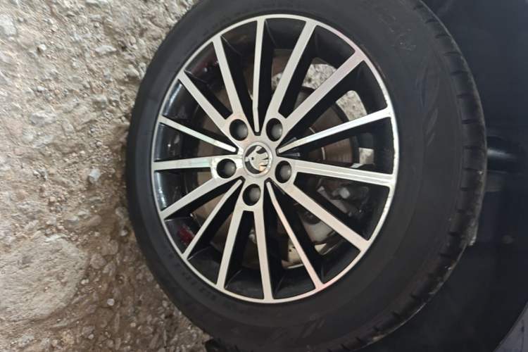 Used Skoda Octavia 2018 1.6L Automatic Luxury Edition Right Rear Wheel Hub