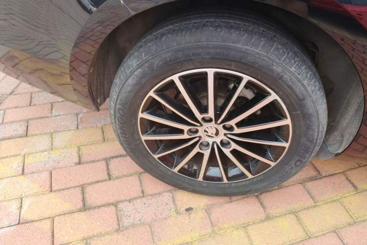 Used Skoda Octavia 2018 1.6L Automatic Luxury Edition Right Rear Wheel Hub