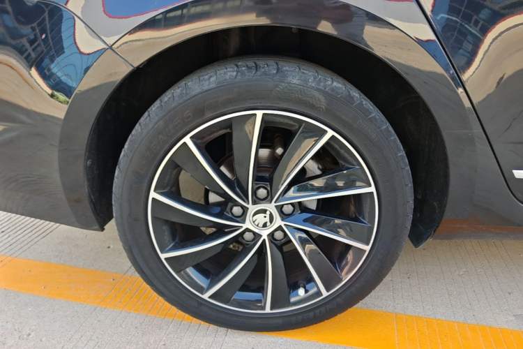 Used Skoda Octavia 2018 TSI280 DSG Luxury Edition Right Rear Wheel Hub