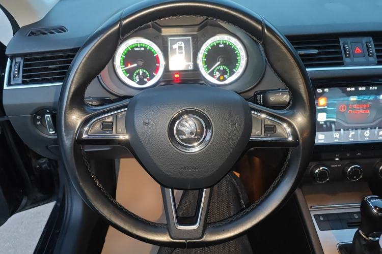 Used Skoda Octavia 2018 1.6L Automatic Luxury Edition Steering Wheel