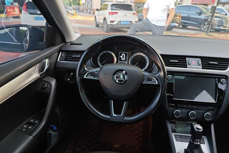 Used Skoda Octavia 2018 1.6L Automatic Luxury Edition Steering Wheel