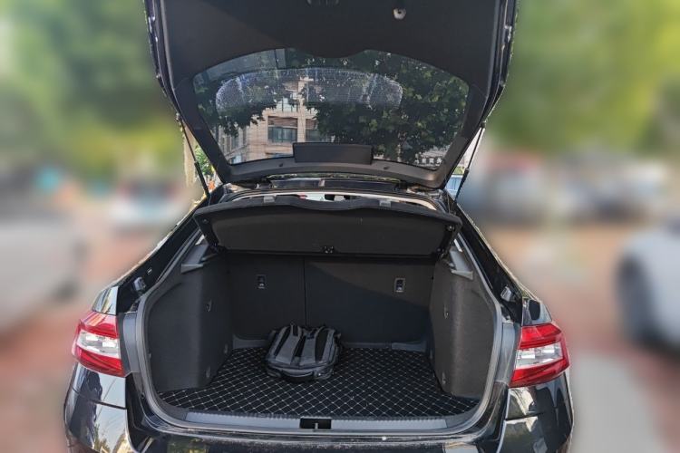 Used Skoda Octavia 2018 1.6L Automatic Luxury Edition Trunk