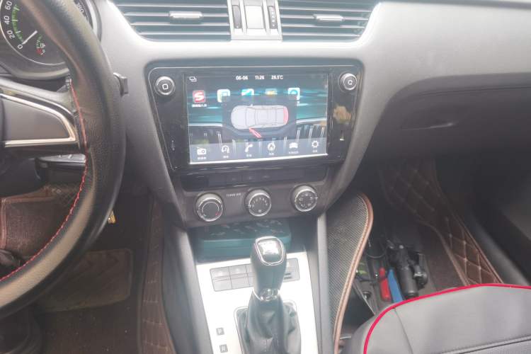 Used Skoda Octavia 2018 TSI230 DSG Comfort Edition Audio And AC Panel