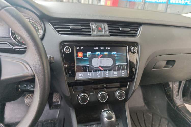 Used Skoda Octavia 2018 Station Wagon TSI230 DSG Comfort Edition Audio And AC Panel