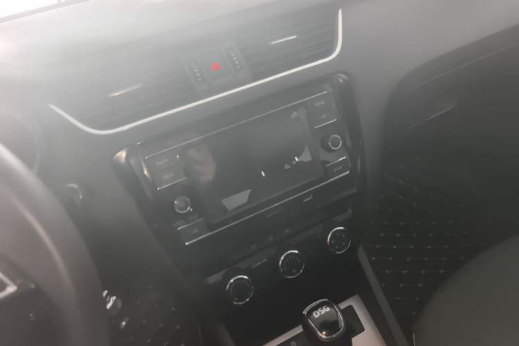 Used Skoda Octavia 2018 TSI230 DSG Luxury Edition Audio And AC Panel