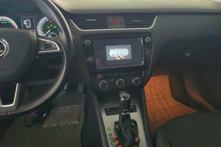 Used Skoda Octavia 2018 1.6L Automatic Luxury Edition Audio And AC Panel