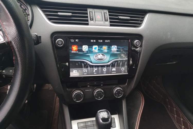 Used Skoda Octavia 2018 TSI230 DSG Comfort Edition Audio And AC Panel