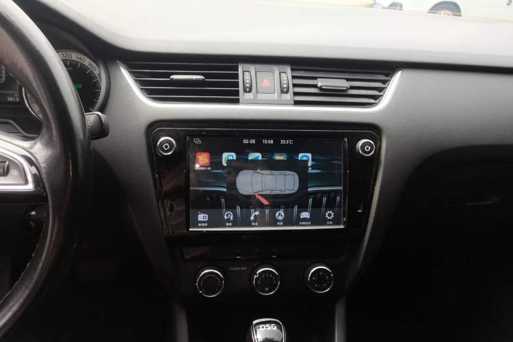 Used Skoda Octavia 2018 Station Wagon TSI230 DSG Luxury Edition Audio And AC Panel