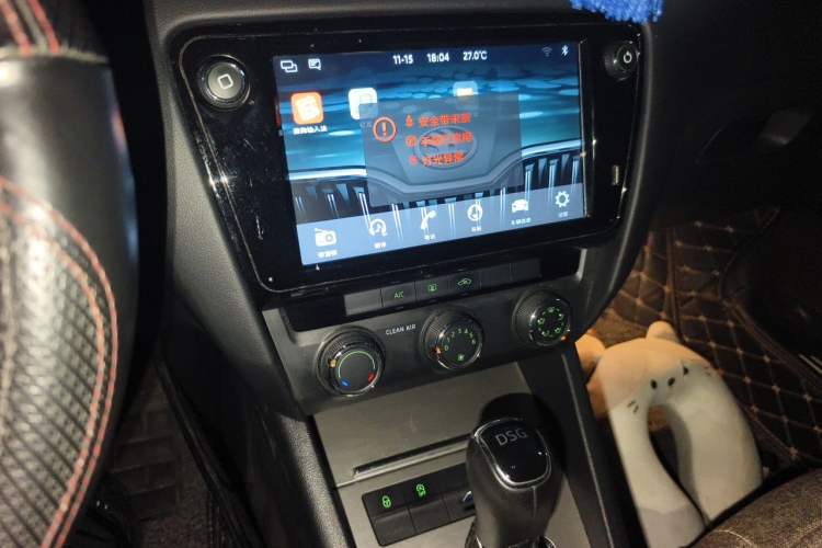 Used Skoda Octavia 2018 TSI230 DSG Luxury Edition Audio And AC Panel