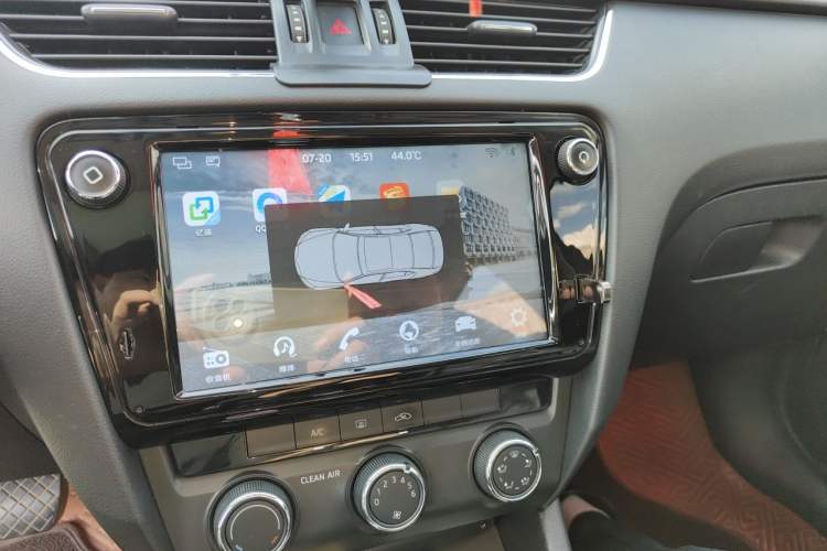 Used Skoda Octavia 2018 1.6L Automatic Luxury Edition Audio And AC Panel